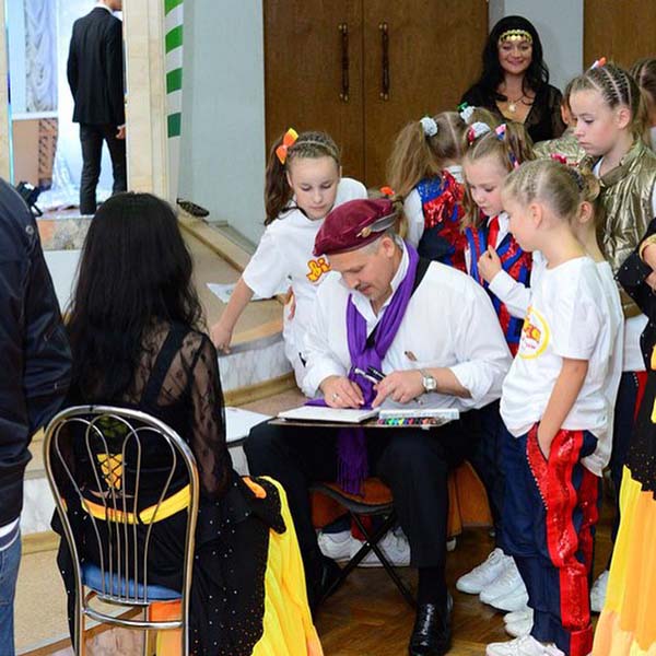 Дети смотрят как рисует художник шаржист Михаил Шабалин